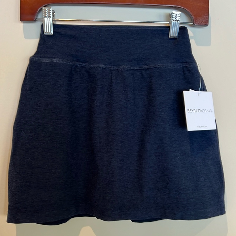 NWT Beyond Yoga skirt with built-in shorts